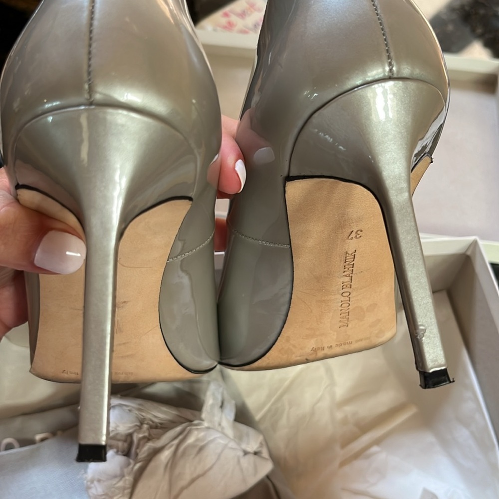 Manolo Blahnik Silver Patent Pumps Sz 7 - Picture 5 of 5